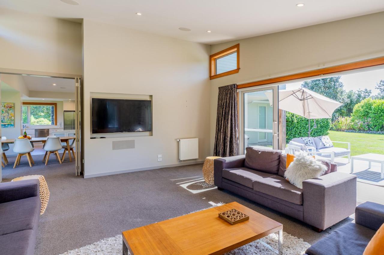 Anam Cara Gardens Luxury Villa Private Bedrooms And Ensuite Bathrooms Sleeps 9 Otaki Exterior photo