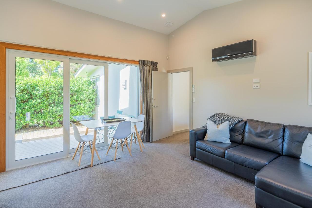Anam Cara Gardens Luxury Villa Private Bedrooms And Ensuite Bathrooms Sleeps 9 Otaki Exterior photo