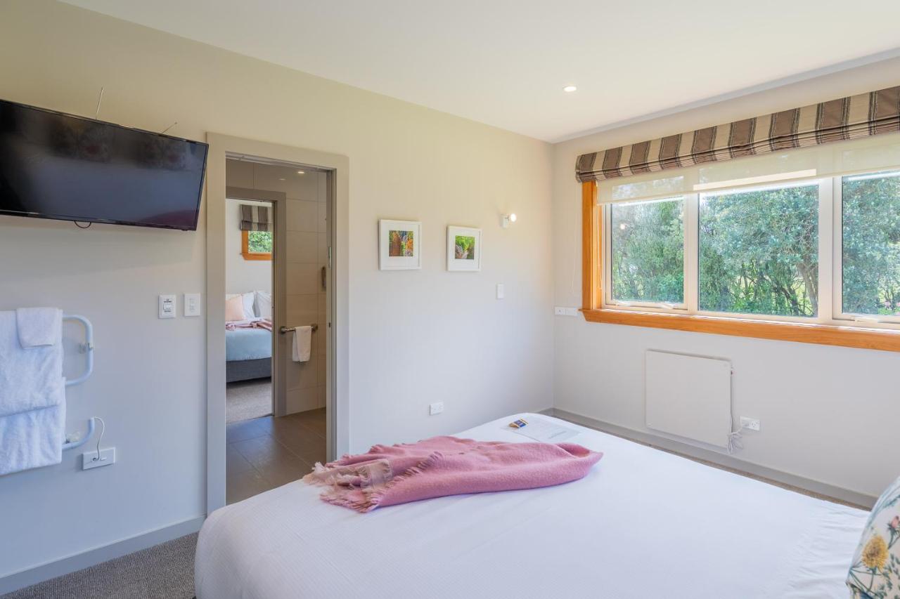 Anam Cara Gardens Luxury Villa Private Bedrooms And Ensuite Bathrooms Sleeps 9 Otaki Exterior photo
